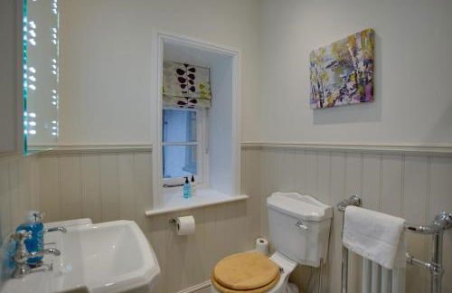 Luxury Large Five Bedroom Family House Sleeps 10 - Photo 10