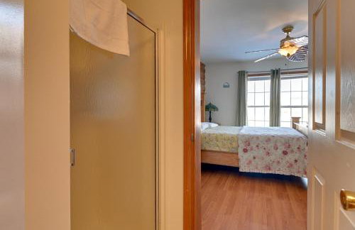 Steps From Lake George! 8-Acre Home with Dock Access - Foto 11