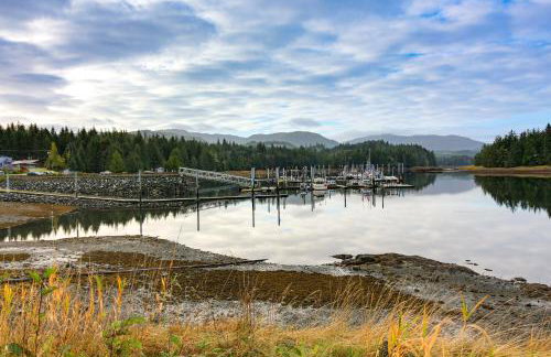 Forested Coffman Cove Cabin with Wood-Burning Stove! - Foto 1