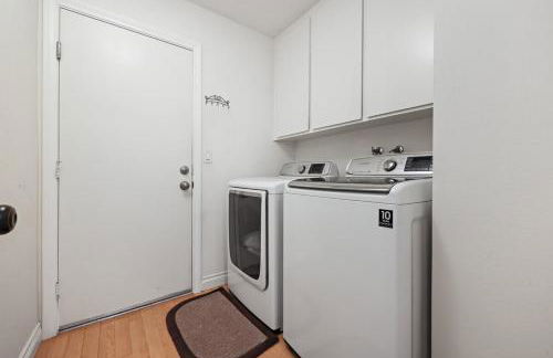 Hot Tub with A View and Large Back Deck & Game Room - Foto 17