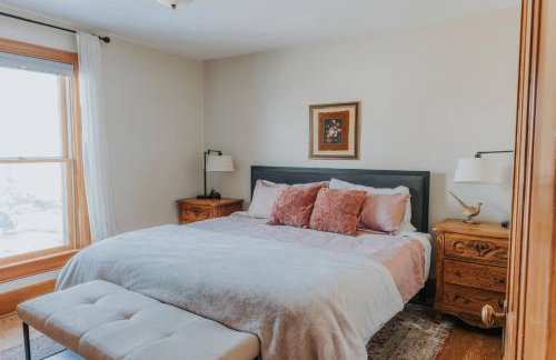 Spacious Downtown Family with Large Patio, Hot Tub, Fire Pit, by Forest & Peak Retreats - Foto 34