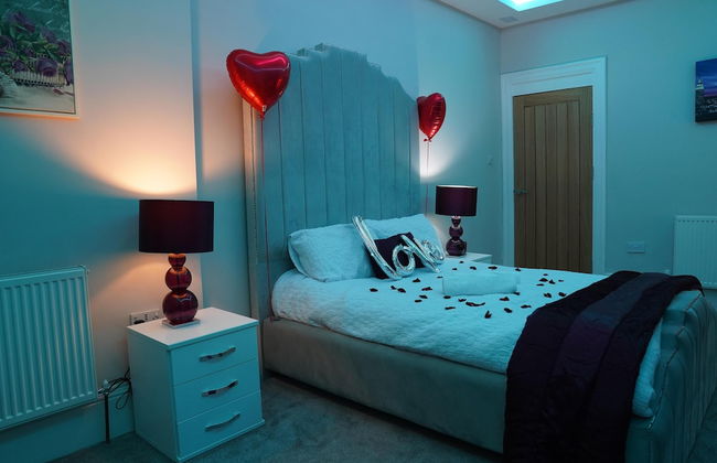 2 Bed Flat - Sleeps 4 - Jacuzzi Bath - Parking - Foto 1