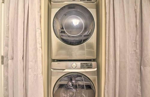 Modern Resort Condo with Balcony - Walk to Beach! - Foto 19