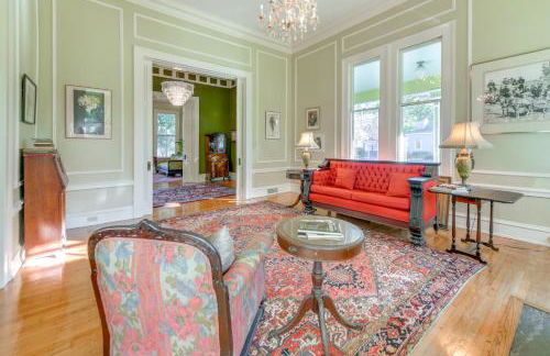 Ornate Victorian Home with Courtyard and Fire Pit! - Foto 8