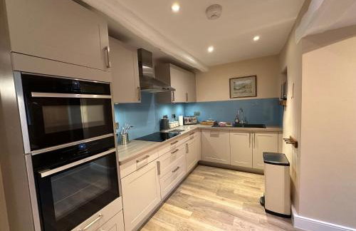 Cottage No1 Four Bed Lakeland Retreat and Hot Tub - Photo 2