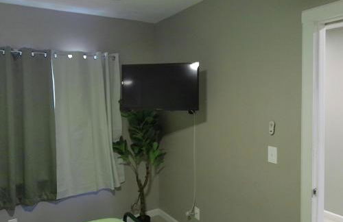 King Bed Creekfront Retreat in Jacksonville - Photo 47