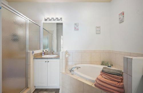 Lovely 2-Bedroom plus Den Condo in Greenlinks Resort - Photo 3