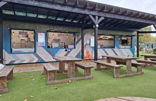 Caravan with hot tub at Tattershall lakes - Foto 51