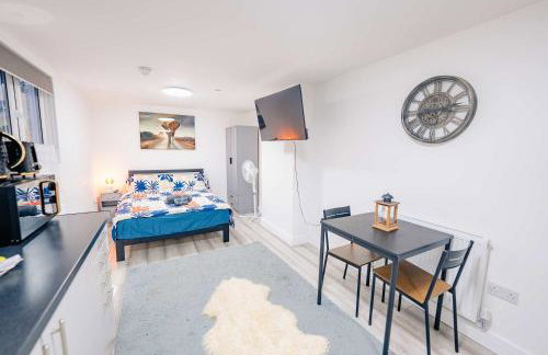 Free Hot Tub - Beautiful Studio with Fast WiFi - Photo 7