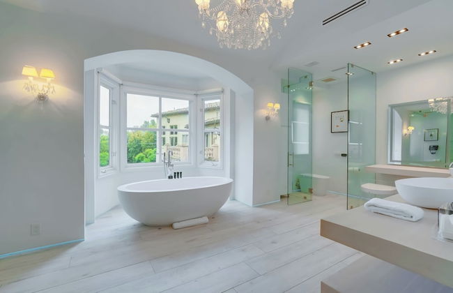 Carolwood - Modern Tuscan Villa With Rolling Lawns and Loggia in Holmby Hills - Photo 37