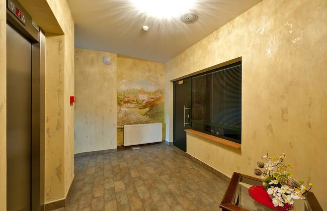 Barbacan Apartments - Photo 2