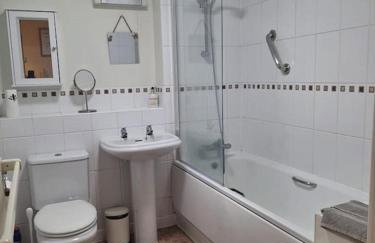 Stratford-upon-Avon 1-Bed Sleeps 4 Pets Allowed - Photo 3