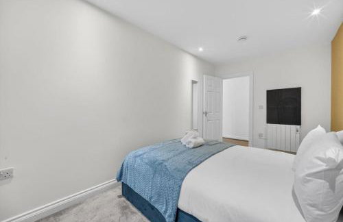 City Centre 2BR Apt with Balcony Access and Free Parking - Foto 18