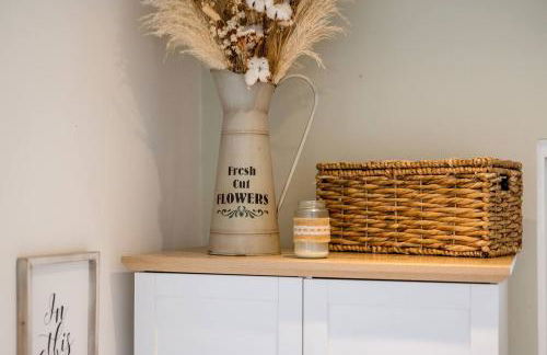 Pass The Keys Picture Perfect Haven in Didsbury Village - Free Parking & EV Station - Photo 42