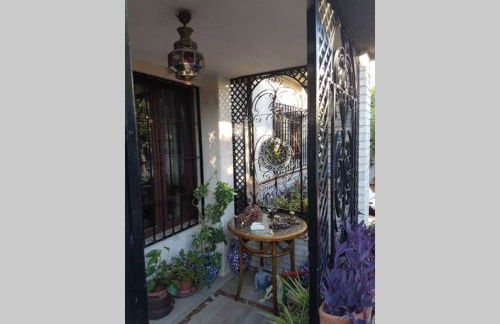 Casa en GRANADA con hermoso jardín, parking calle - Foto 8