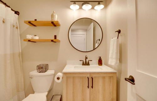 Lakeside Cabin Retreat with Private Hot Tub! - Foto 20