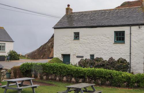 Corner Cottage - Photo 1