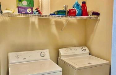 Coastal Condo with pool, minutes from beach - Foto 20