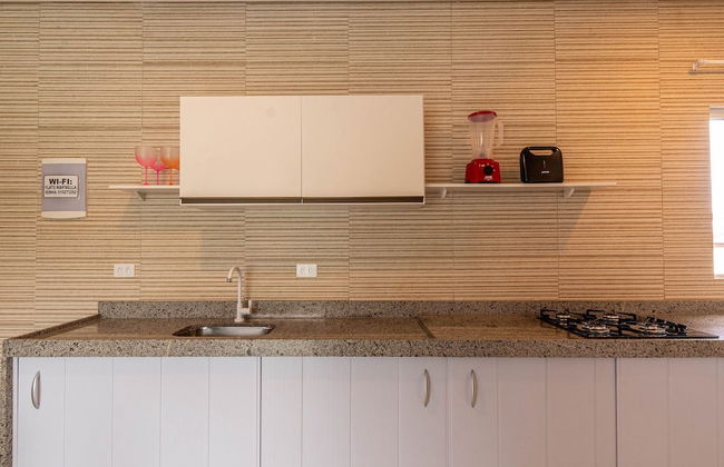 FLATS MAR'BELLA COM VARANDA, 100M PRAIA, PETFRIENDLY E ESTACIONAMENTO - Foto 11