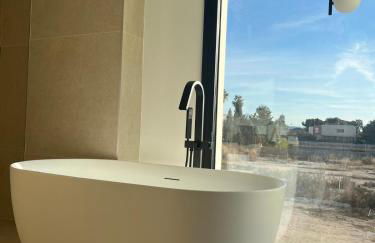 Ultra-Modern 5-Bed Luxury Chalet with Private Pool & Home Cinema 13 Min To Beach - Foto 31