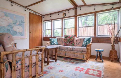 Bohemian Bungalow with Hot Tub - Foto 19