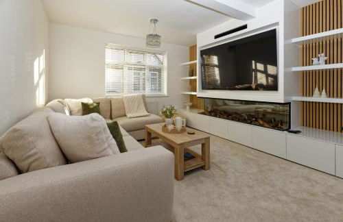 Stylish 3BR House with Free Parking & Garden - Foto 1