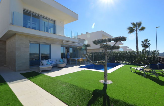 Sunny Villa With Fenced Garden - Foto 1