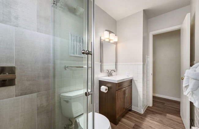 Brick Suite | Bright & Bold Retreat Near Old Town - Foto 8