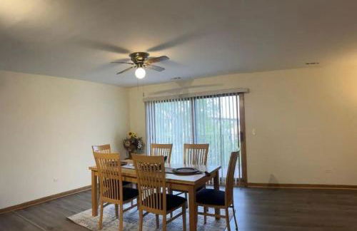 3BR-2BA Deluxe Apartment with Fireplace and Balcony - Foto 9