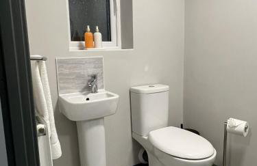 Ultra Modern large 4 bed executive home Durham - Photo 20