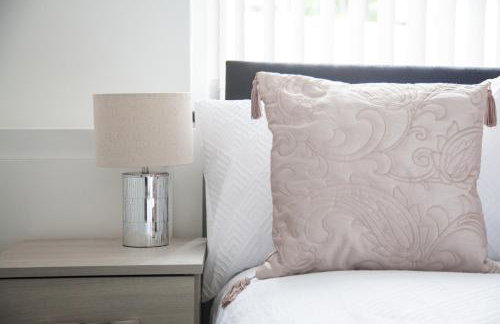 Stylish Home, hosted by ESONGRACE Stays, Stoke-on-Trent - Perfect for Families - Contractors - Holiday makers - Emergency Housing - Professionals, Relocators - Foto 11