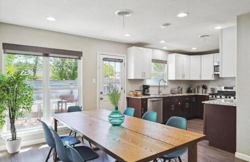 Peaceful and Relaxing Getaway w Beautiful Pool - Photo 12