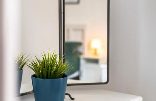 Modern Spacious 2 Bedroom House in Leigh, Free Parking - Foto 14