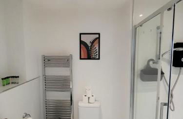 Spacious 4BR House with 2 Bathrooms and 1 WC ideal for Families, Professionals and Relocators near NEC, BHX, HS2 and JLR with Travel Cot, Pets Allowed and Free Parking - The Home Makers Hub - Foto 6