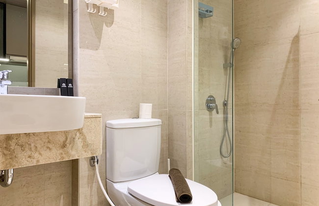 Warm And Modern Look Studio Room At Gold Coast Apartment - Foto 10