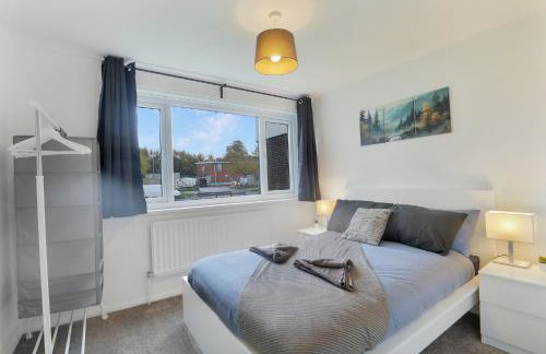 Spacious 4 Bedroom House with Parking - Foto 43