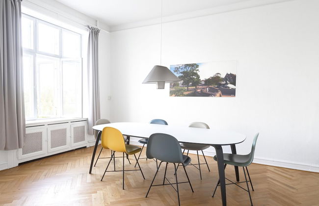 Fantastic 3-bed With French Balcony and Lake-views - Foto 1