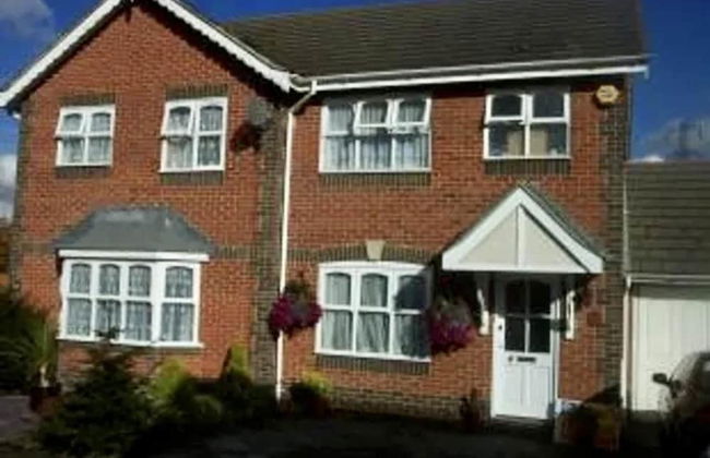 Lovely 3-bed House in Chafford Hundred - Photo 9