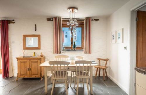 St Davids Hideaway with Roll-top Bath & Log Burner - Photo 7