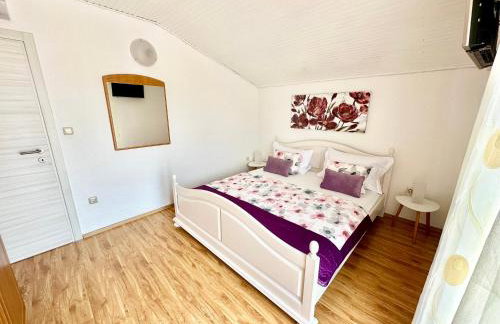 Spacious villa for 10 with a big private pool - Photo 20