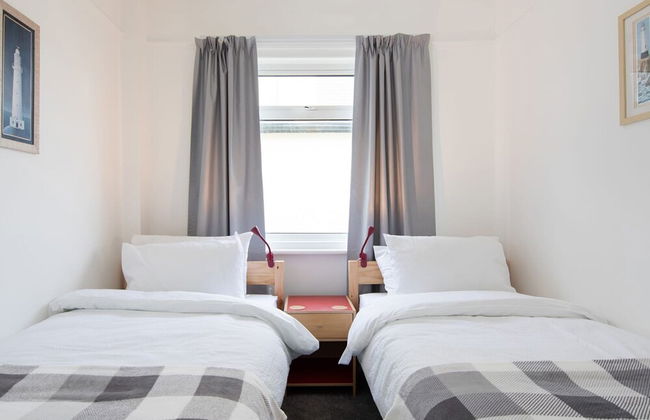 Stunning Beachfront Apt w Balcony Sea Views - Foto 14