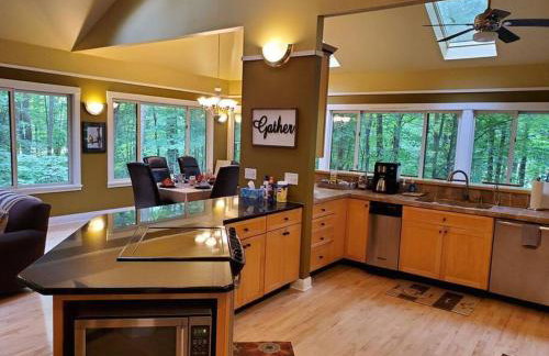 Woodshores Retreat - cozy retreat, hot tub, Lk MI - Photo 25