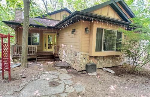 Woodshores Retreat - cozy retreat, hot tub, Lk MI - Photo 36