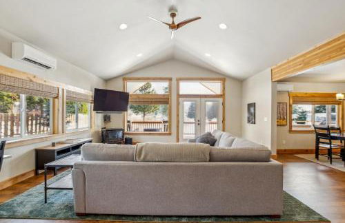 Mountain Retreat with Hot Tub, Game Room and Yard home - Foto 19