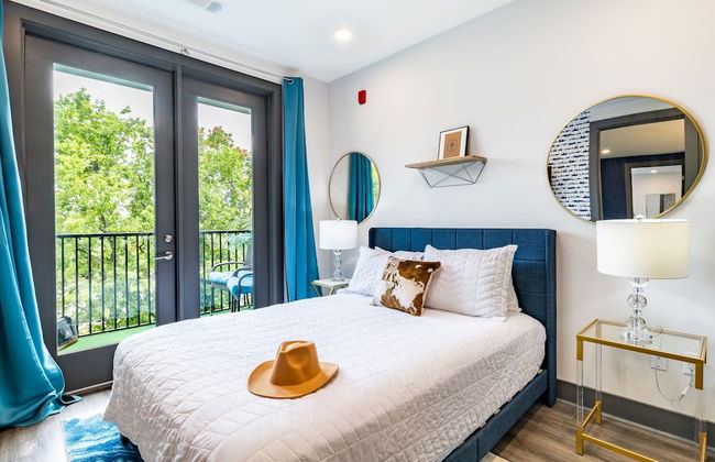 Lindsley by Avantstay Balcony Modern Design A Downtown Location - Photo 15