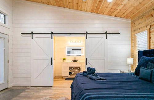 Diamond Cabin w/ jet shower & secluded back deck! - Foto 40