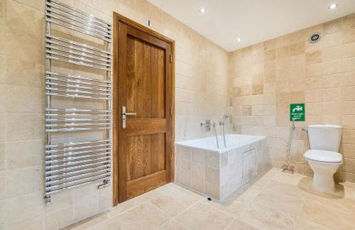 Kingswood 6 Bed Mansion, Tennis Court and Cinema - Foto 28