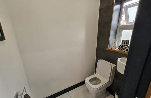 Modern Large 4-Bed Property sleeps 10 in Abergele - Photo 43