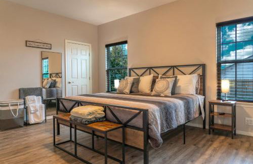 Game Barn, Cowboy Pool, 17ft Movie Screen - sleeps 10 - Foto 5