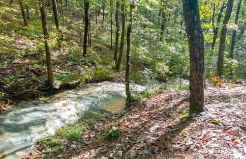 Cozy Creekside Log Cabin w Firepit, Hot Tub, WIFI - Foto 33